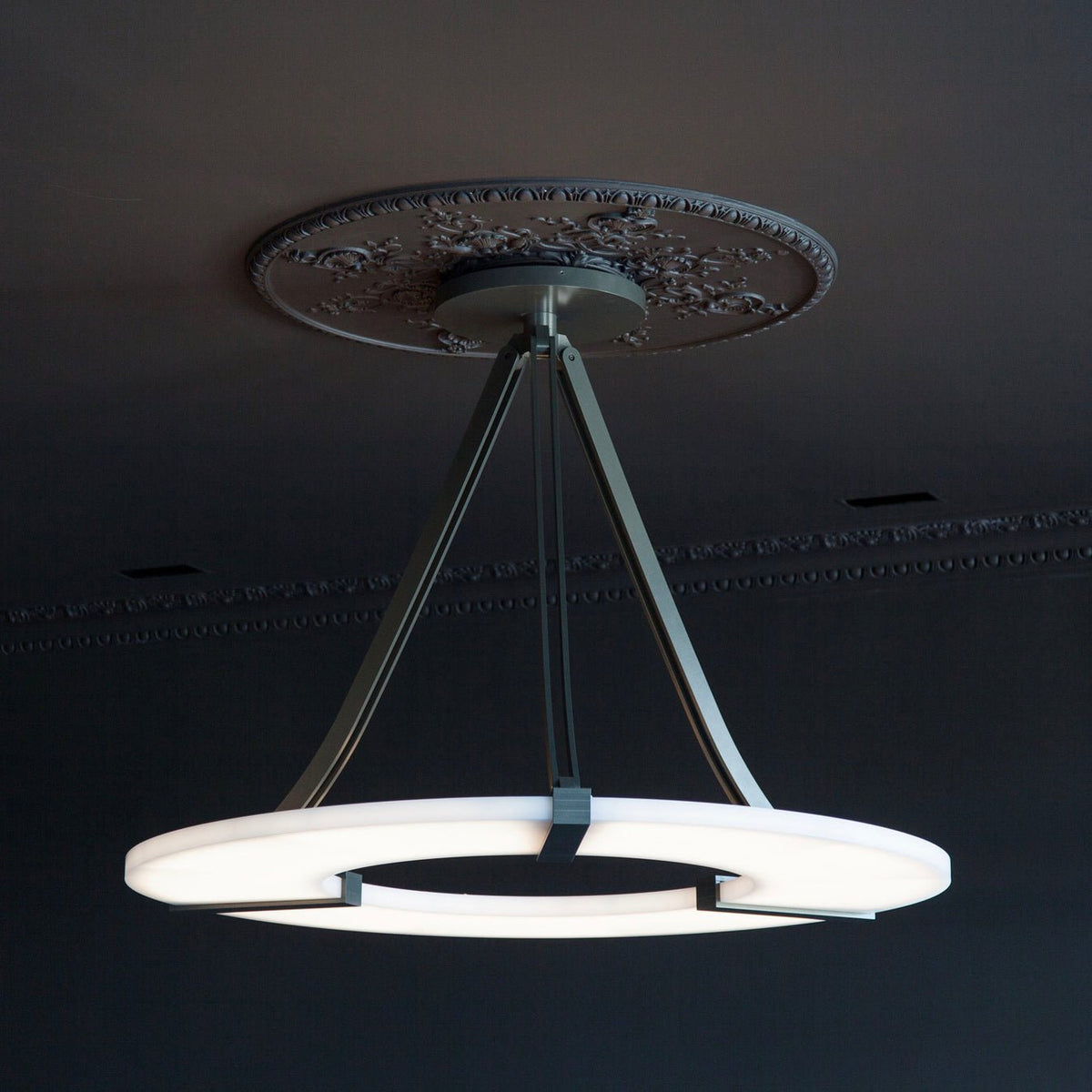 Alabaster Halo Pendant Light – Black & White LED Chandelier - ∅ 23.6″ x H 19.7″Warm LightBlack&WhiteBlushlighting