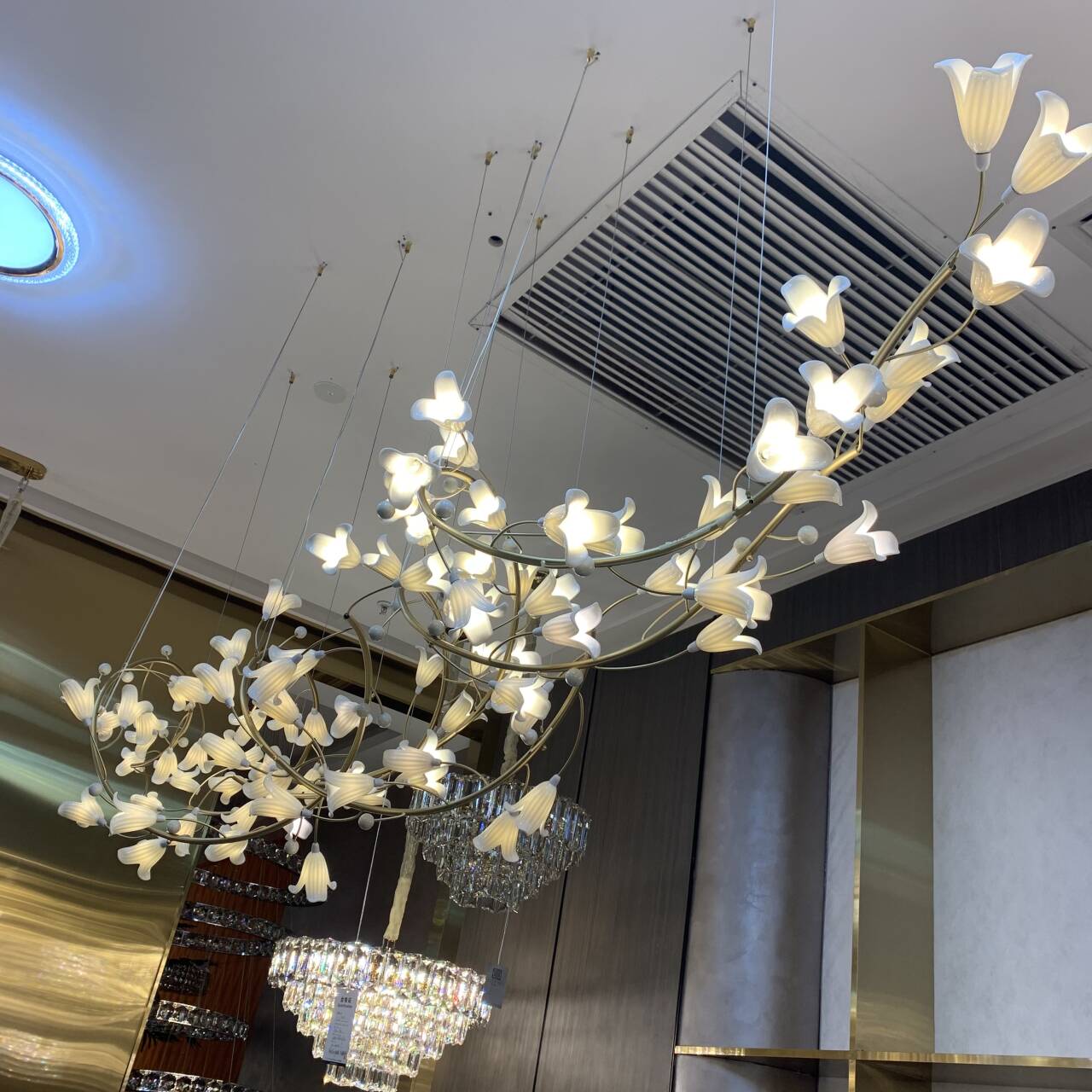 Modern Brass Branch Ceramics Flower Chandelier for Stylish Living Room Hotel and Restaurant - L110.24''*W30.7''/L280cm*W78cmWarm LightBlushlighting