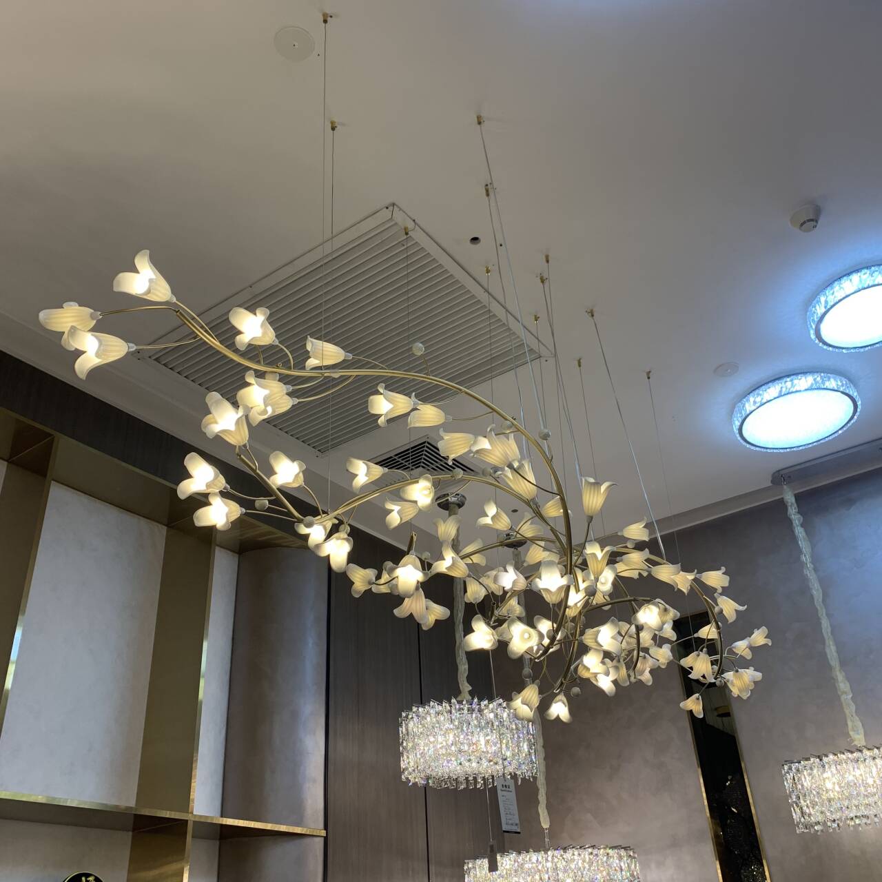 Modern Brass Branch Ceramics Flower Chandelier for Stylish Living Room Hotel and Restaurant - L110.24''*W30.7''/L280cm*W78cmWarm LightBlushlighting