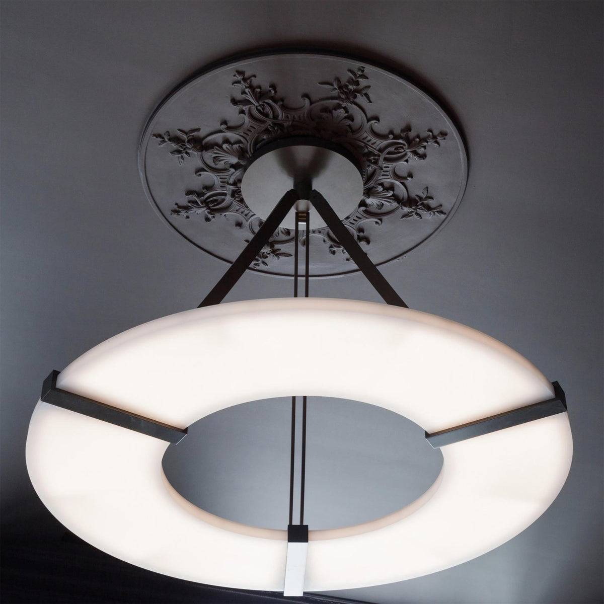 Alabaster Halo Pendant Light – Black & White LED Chandelier - ∅ 23.6″ x H 19.7″Warm LightBlack&WhiteBlushlighting