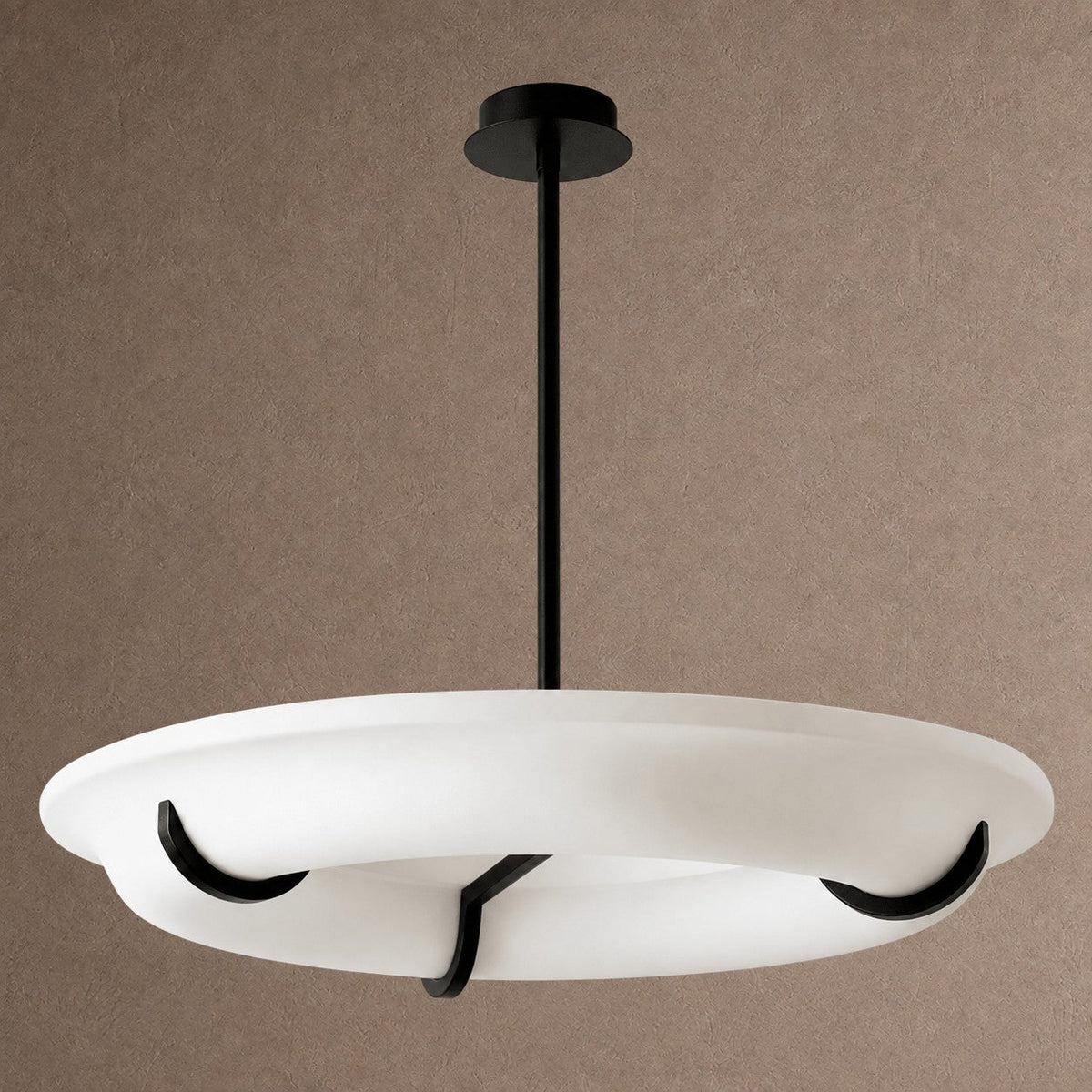 Halo Drift Round Chandelier - 33.1 in (84 cm) / Black & WhiteBlushlighting